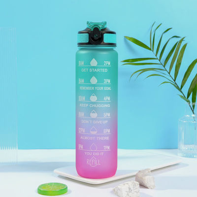 kopen Modieus Grijze Kleur Plastic Sportwaterfles 750ml Fietsenwaterflessen Op maat Houd jezelf gehydrateerd Lichtgewicht Duurzaam online manufacture