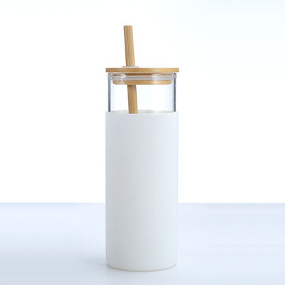 kopen Voedingsmiddelenwit 20 oz glazen fles met deksel siliconen beschermende mouw bamboe deksel glazen waterfles voor zowel warme als koude dranken online manufacture