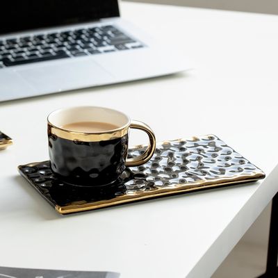 kopen Elegante zwarte keramische mokken met gouden accenten golvende texturen voor koffie thee gebak paren modern minimalistisch ontwerp online manufacture