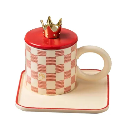 kopen Elegante Keramische Mokken Met Gouden Kroonaccenten Levendige Geruite Patronen Rood Wit Voor Luxe Koffie- en Theerituelen online manufacture