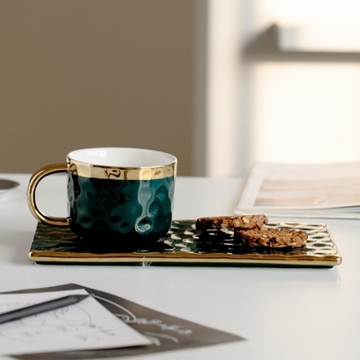 kopen Elegante zwarte keramische mokken met gouden accenten golvende texturen voor koffie thee gebak paren modern minimalistisch ontwerp online manufacture