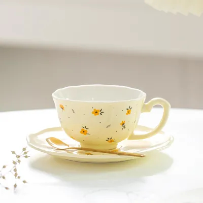 kopen Europese stijl Luxe kleine groene bloem koffiebekers en schotels met lepel op maat gemaakt keramische glazuur bloem thee bekers en mokken voor mannen en vrouwen online manufacture