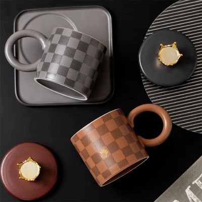 Nationale Trend Stijl Geruite Keramische Kopjes En Borden Met DEKSELS Lepels Grote Ronde Handvatten Mokken Kantoor Koffie Thuis Drinken Aangepaste Keramische Mokken