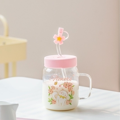 Charmante glazen mokken witte katten bloemen illustraties in roze blauwe thema's